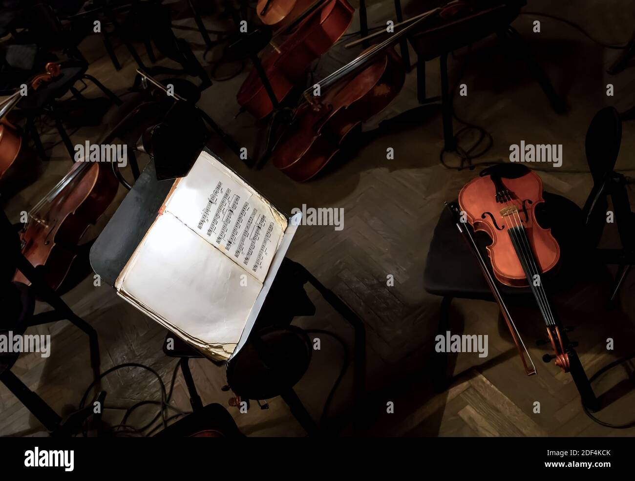 Partitions de violon musique et notes musicales. Fosse de l'orchestre pour l'Opéra. Banque D'Images
