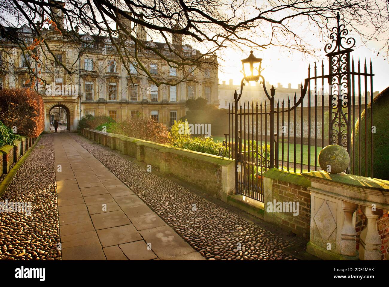 Une image de l'heure d'or de Kings College à Cambridge depuis la mariée au-dessus de la rivière Cam Banque D'Images