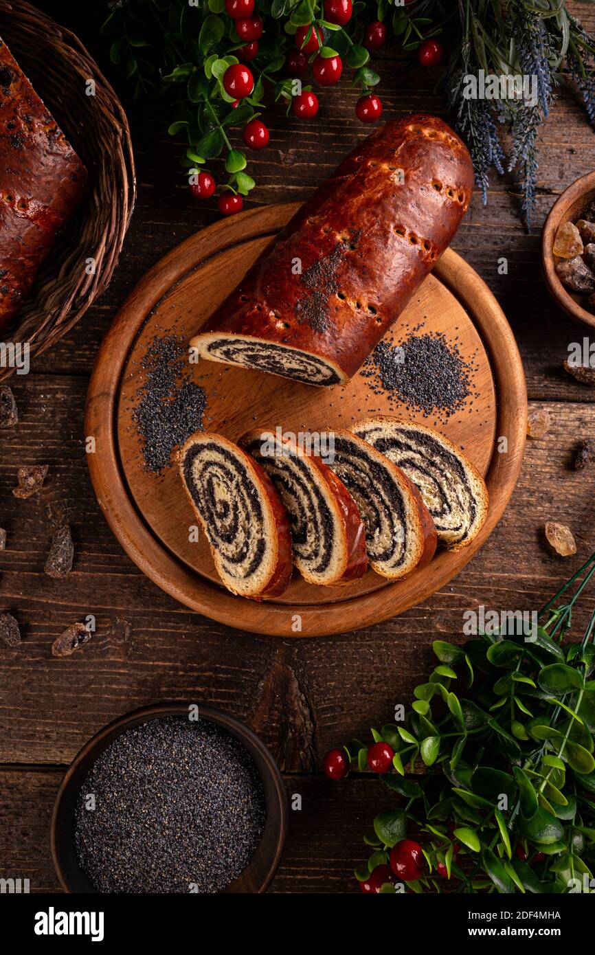 Beigli, rouleaux de graines de pavot hongrois pour table de Noël sur bois Banque D'Images