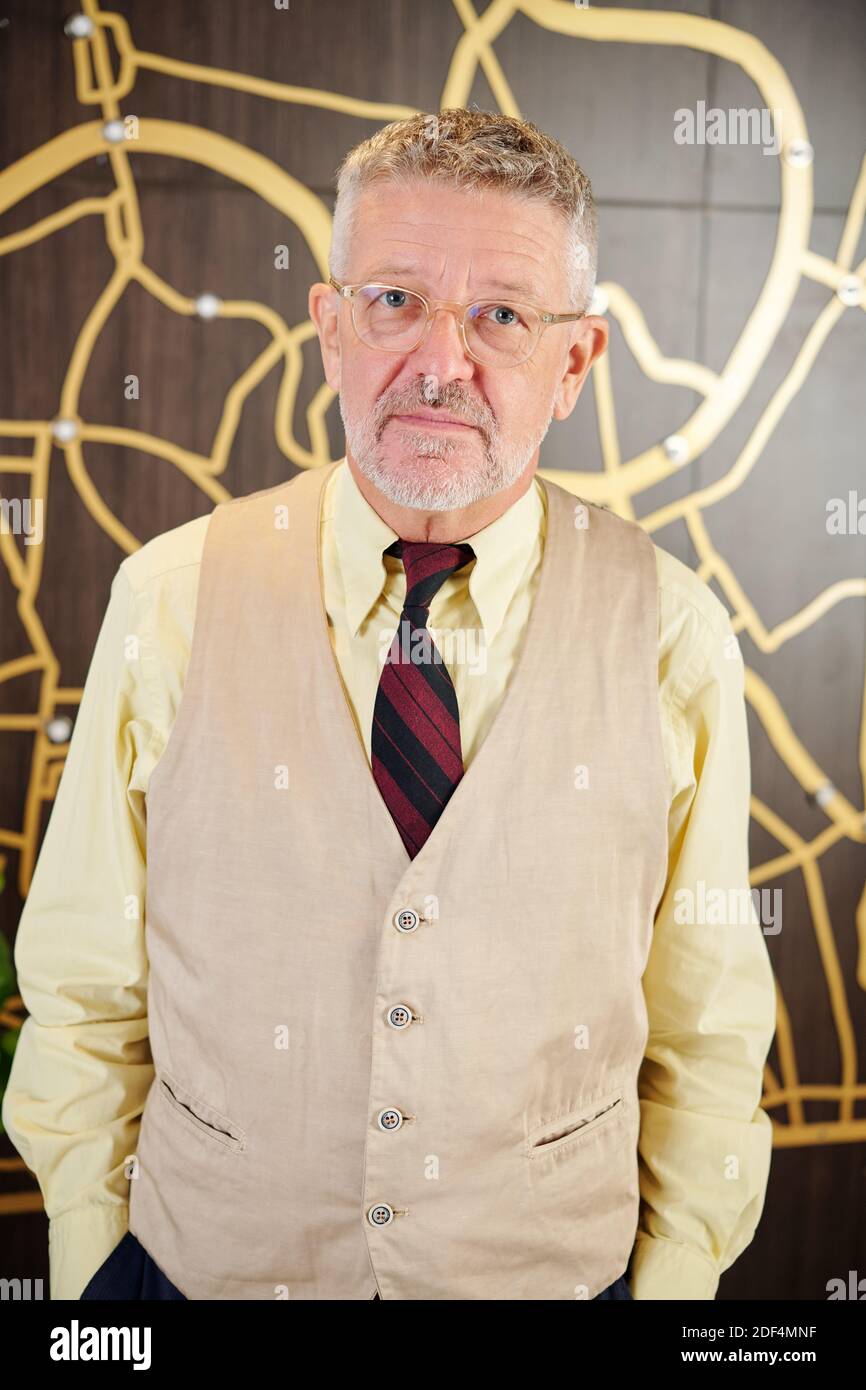 Portrait d'un ancien PDG de la société en lunettes regardant l'appareil photo Banque D'Images