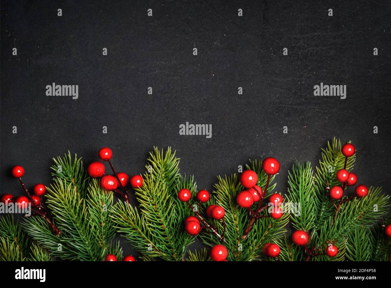 Décor de Noël en pin sur une table sombre vintage. Vue de dessus. Carte de vœux pour les vacances d'hiver. Bannière bonne année Banque D'Images