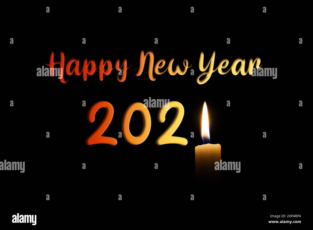 Nouvel an 2021 écrit avec une flamme de bougie éclairant l'année, isolé sur un fond noir. Banque D'Images