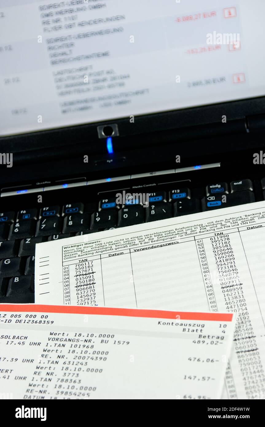 TAN-Liste und Kontoauszug auf einer PC-Tastatur liegend Banque D'Images