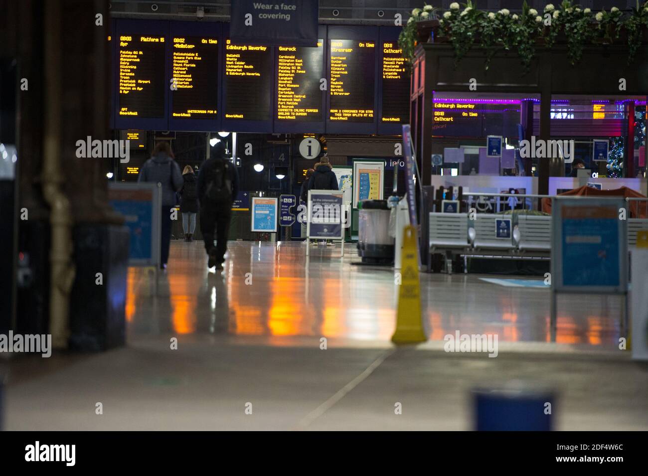 Glasgow, Écosse, Royaume-Uni. 3 décembre 2020. Photo : gare centrale de Glasgow. Scènes dans le centre-ville de Glasgow à ce qui devrait être un temps occupé avec les navetteurs aller à des endroits, la première neige est tombée la nuit le centre-ville est libre de neige ionique) mais cela a eu un impact sur les voyages rendant le centre-ville très calme et vide. Crédit : Colin Fisher/Alay Live News Banque D'Images