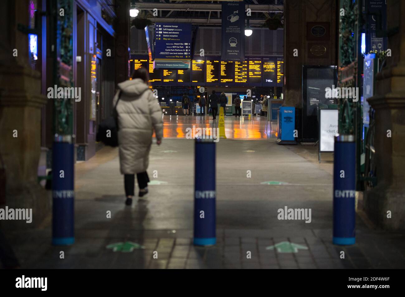 Glasgow, Écosse, Royaume-Uni. 3 décembre 2020. Photo : gare centrale de Glasgow. Scènes dans le centre-ville de Glasgow à ce qui devrait être un temps occupé avec les navetteurs aller à des endroits, la première neige est tombée la nuit le centre-ville est libre de neige ionique) mais cela a eu un impact sur les voyages rendant le centre-ville très calme et vide. Crédit : Colin Fisher/Alay Live News Banque D'Images