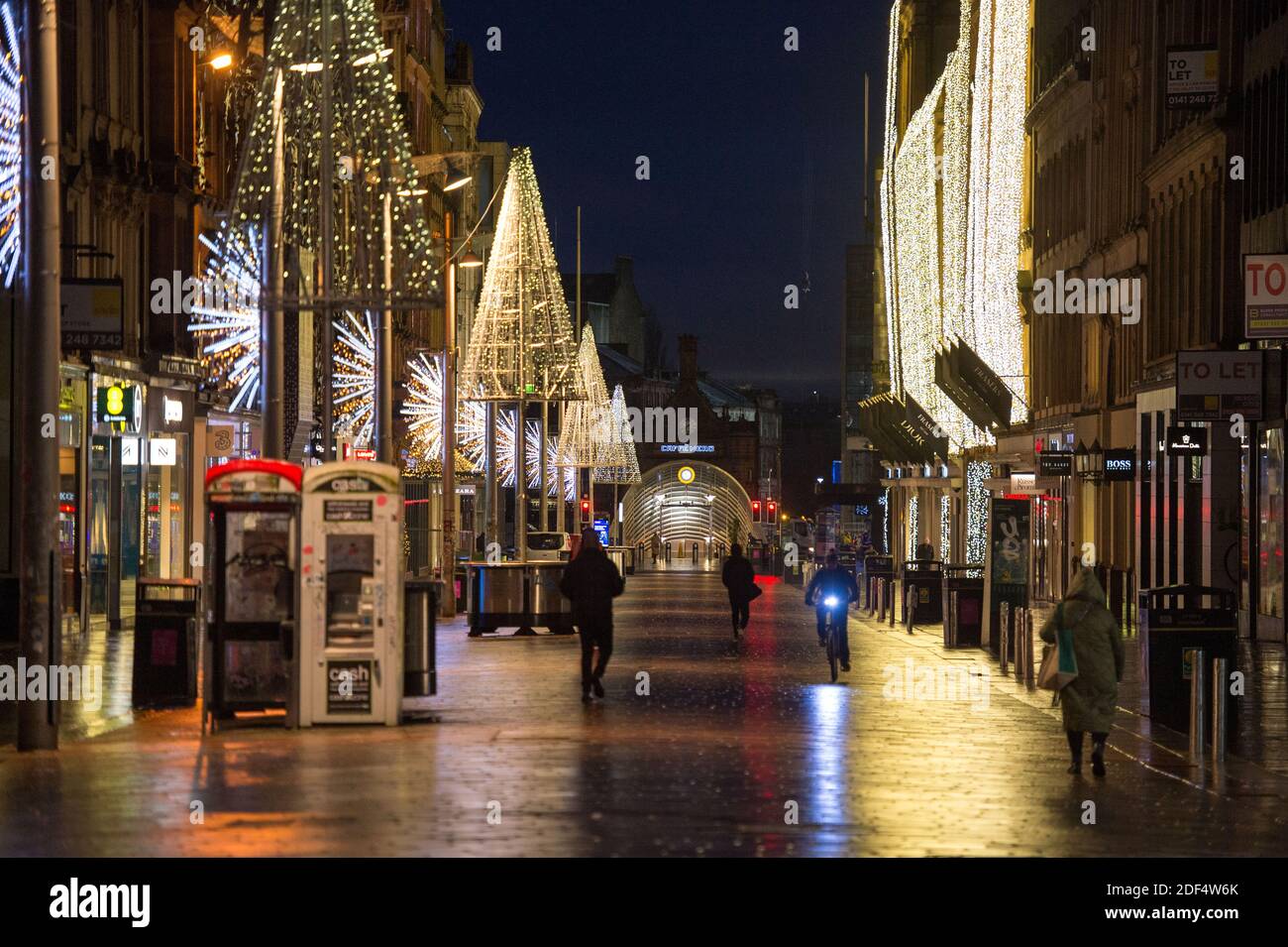 Glasgow, Écosse, Royaume-Uni. 3 décembre 2020. Photo : Buchanan Street (AKA Glasgow style Mile) vu avec les lumières de Noël allumées. Scènes dans le centre-ville de Glasgow à ce qui devrait être un temps occupé avec les navetteurs aller à des endroits, la première neige est tombée la nuit le centre-ville est libre de neige ionique) mais cela a eu un impact sur les voyages rendant le centre-ville très calme et vide. Crédit : Colin Fisher/Alay Live News Banque D'Images