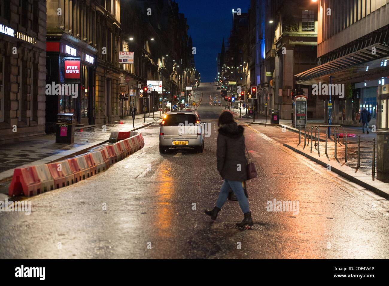 Glasgow, Écosse, Royaume-Uni. 3 décembre 2020. Photo : rues vides à Glasgow. Scènes dans le centre-ville de Glasgow à ce qui devrait être un temps occupé avec les navetteurs aller à des endroits, la première neige est tombée la nuit le centre-ville est libre de neige ionique) mais cela a eu un impact sur les voyages rendant le centre-ville très calme et vide. Crédit : Colin Fisher/Alay Live News Banque D'Images