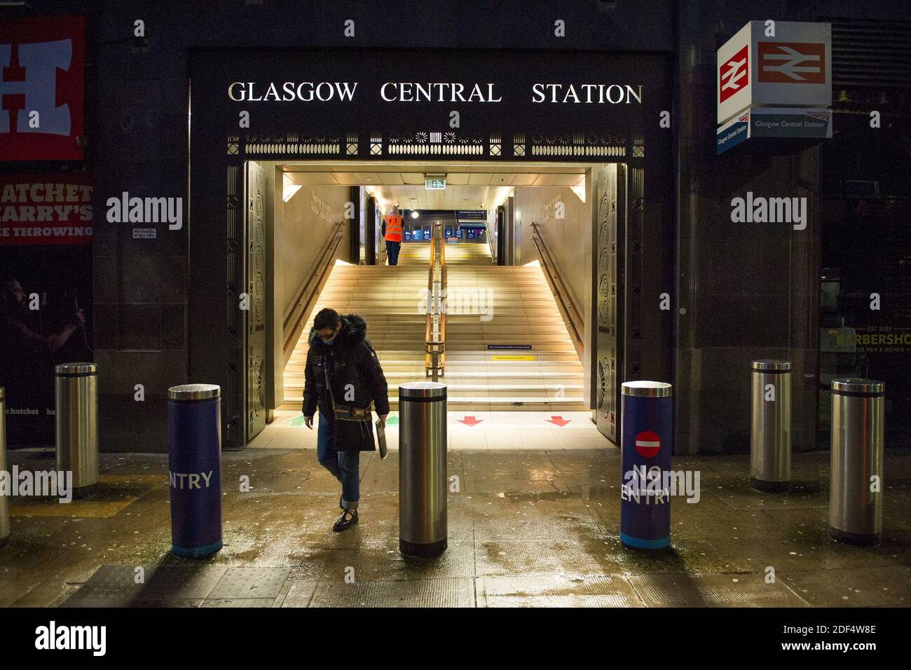Glasgow, Écosse, Royaume-Uni. 3 décembre 2020. Photo : gare centrale de Glasgow. Scènes dans le centre-ville de Glasgow à ce qui devrait être un temps occupé avec les navetteurs aller à des endroits, la première neige est tombée la nuit le centre-ville est libre de neige ionique) mais cela a eu un impact sur les voyages rendant le centre-ville très calme et vide. Crédit : Colin Fisher/Alay Live News Banque D'Images