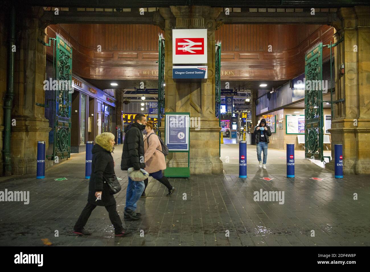 Glasgow, Écosse, Royaume-Uni. 3 décembre 2020. Photo : gare centrale de Glasgow. Scènes dans le centre-ville de Glasgow à ce qui devrait être un temps occupé avec les navetteurs aller à des endroits, la première neige est tombée la nuit le centre-ville est libre de neige ionique) mais cela a eu un impact sur les voyages rendant le centre-ville très calme et vide. Crédit : Colin Fisher/Alay Live News Banque D'Images