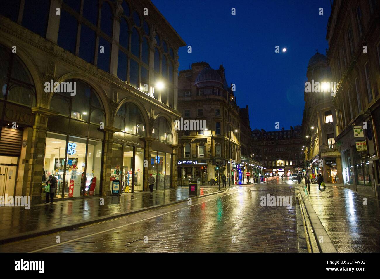 Glasgow, Écosse, Royaume-Uni. 3 décembre 2020. Photo : scènes dans le centre-ville de Glasgow à ce qui devrait être un temps occupé avec les navetteurs aller à des endroits, la première neige est tombée la nuit le centre-ville est libre de neige ionique) mais cela a eu un impact sur les voyages faisant le centre-ville très calme et vide. Crédit : Colin Fisher/Alay Live News Banque D'Images