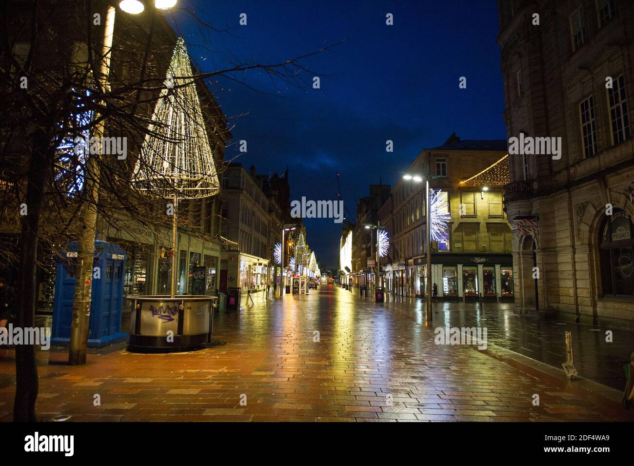 Glasgow, Écosse, Royaume-Uni. 3 décembre 2020. Photo : scènes dans le centre-ville de Glasgow à ce qui devrait être un temps occupé avec les navetteurs aller à des endroits, la première neige est tombée la nuit le centre-ville est libre de neige ionique) mais cela a eu un impact sur les voyages faisant le centre-ville très calme et vide. Crédit : Colin Fisher/Alay Live News Banque D'Images