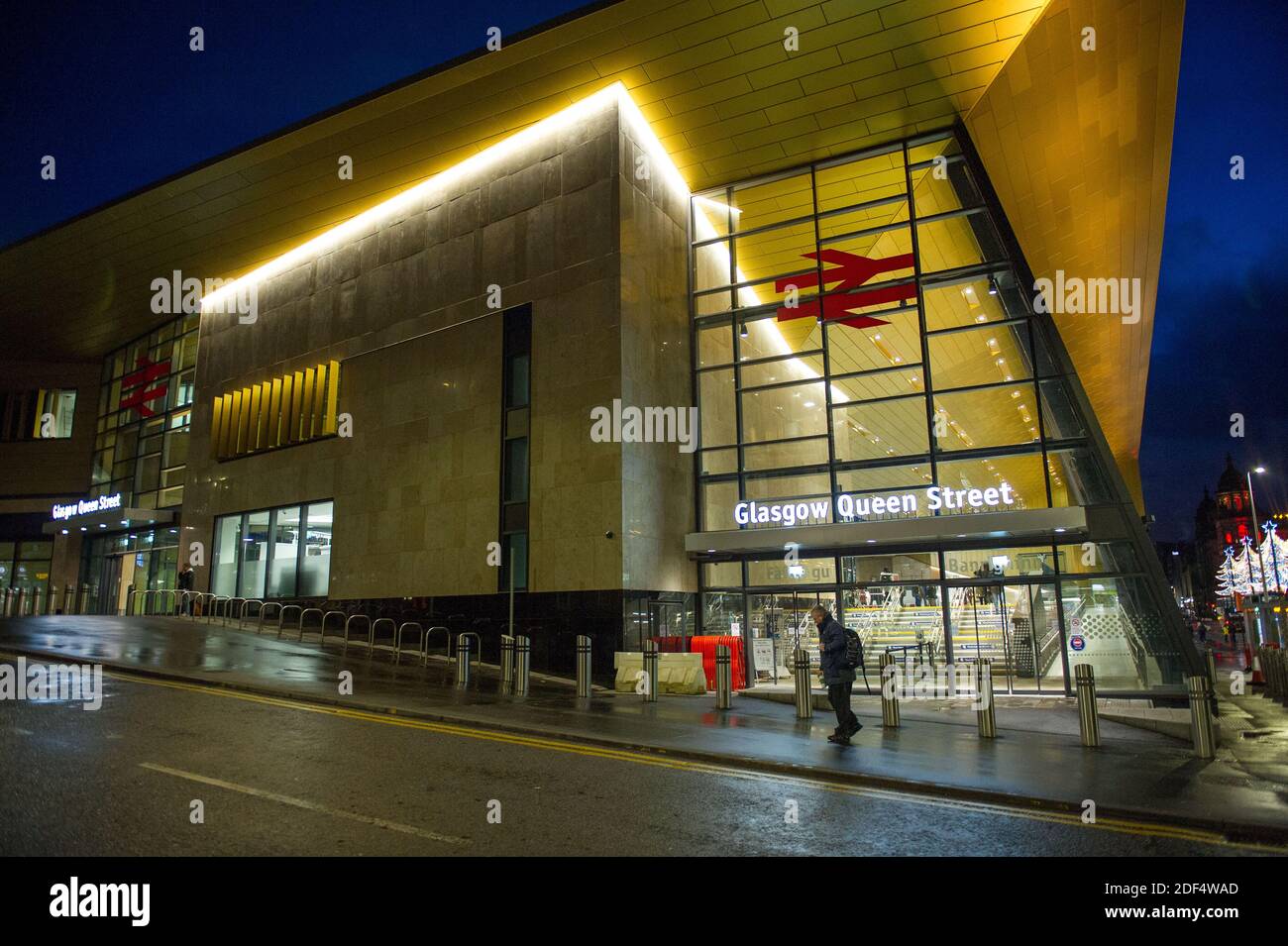 Glasgow, Écosse, Royaume-Uni. 3 décembre 2020. Photo : gare Queen Street de Glasgow. Scènes dans le centre-ville de Glasgow à ce qui devrait être un temps occupé avec les navetteurs aller à des endroits, la première neige est tombée la nuit le centre-ville est libre de neige ionique) mais cela a eu un impact sur les voyages rendant le centre-ville très calme et vide. Crédit : Colin Fisher/Alay Live News Banque D'Images