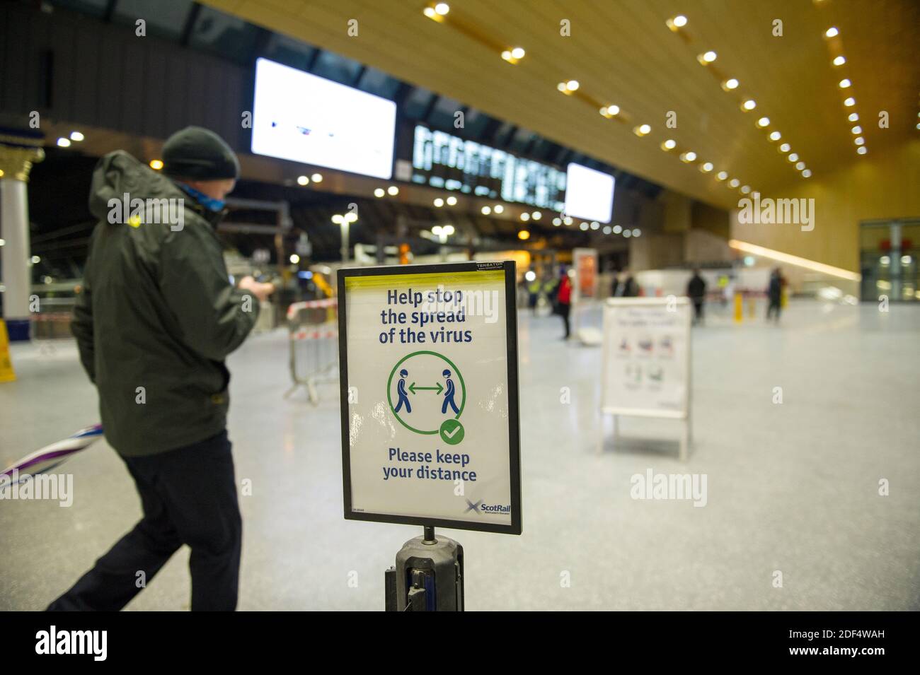 Glasgow, Écosse, Royaume-Uni. 3 décembre 2020. Photo : panneaux d'avertissement du coronavirus COVID19 à la station Queen Street de Glasgow. Scènes dans le centre-ville de Glasgow à ce qui devrait être un temps occupé avec les navetteurs aller à des endroits, la première neige est tombée la nuit le centre-ville est libre de neige ionique) mais cela a eu un impact sur les voyages rendant le centre-ville très calme et vide. Crédit : Colin Fisher/Alay Live News Banque D'Images