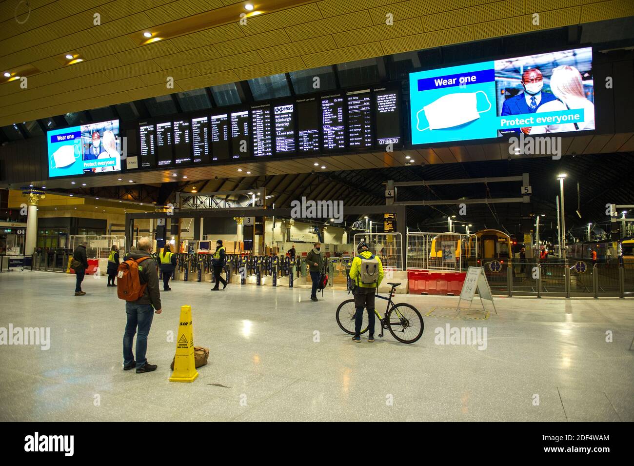 Glasgow, Écosse, Royaume-Uni. 3 décembre 2020. Photo : gare Queen Street de Glasgow. Scènes dans le centre-ville de Glasgow à ce qui devrait être un temps occupé avec les navetteurs aller à des endroits, la première neige est tombée la nuit le centre-ville est libre de neige ionique) mais cela a eu un impact sur les voyages rendant le centre-ville très calme et vide. Crédit : Colin Fisher/Alay Live News Banque D'Images