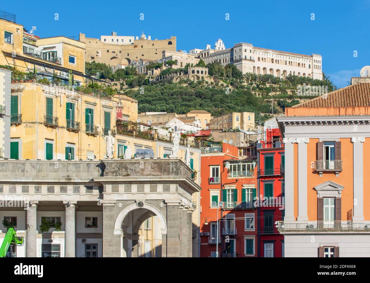 Perché au sommet de la colline de Vomero, le Castel Sant'Elmo est une forteresse médiévale surplombant toute la ville de Naples. Ici en particulier un aperçu du complexe Banque D'Images