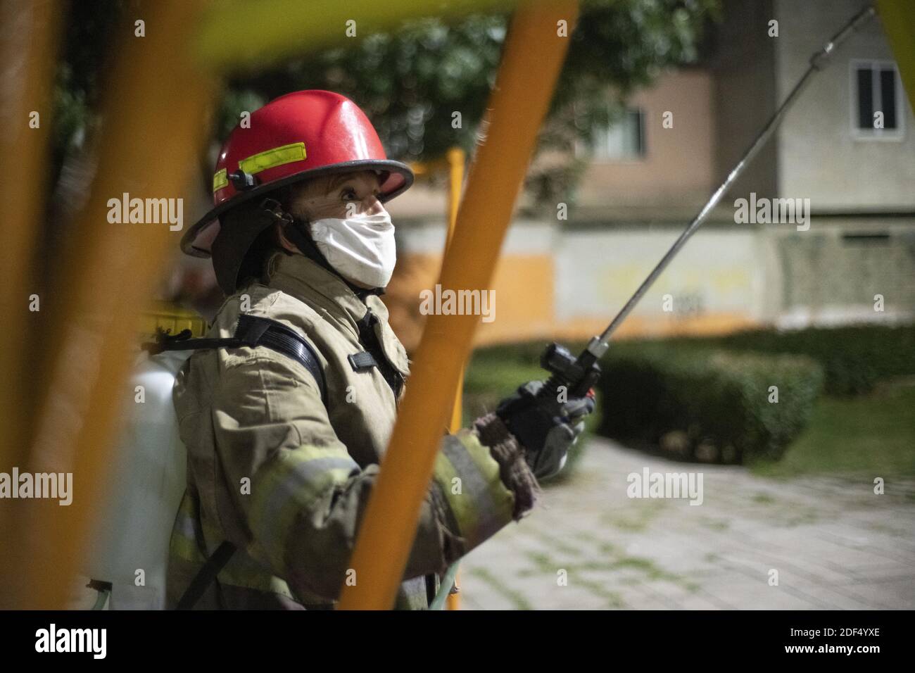 CUAUTITLAN, MEXIQUE - 26 novembre 2020 : Cuautitlan, État du Mexique, Mexique, novembre 6 2020, pompiers désinfectant les lieux communs dans les zones résidentielles Banque D'Images