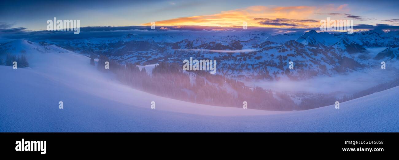 Géographie / Voyage, Suisse, Berne, Gstaad, UN nuage de brume se dissipe dans les premières heures de la Mo, droits-supplémentaires-dégagement-Info-non-disponible Banque D'Images