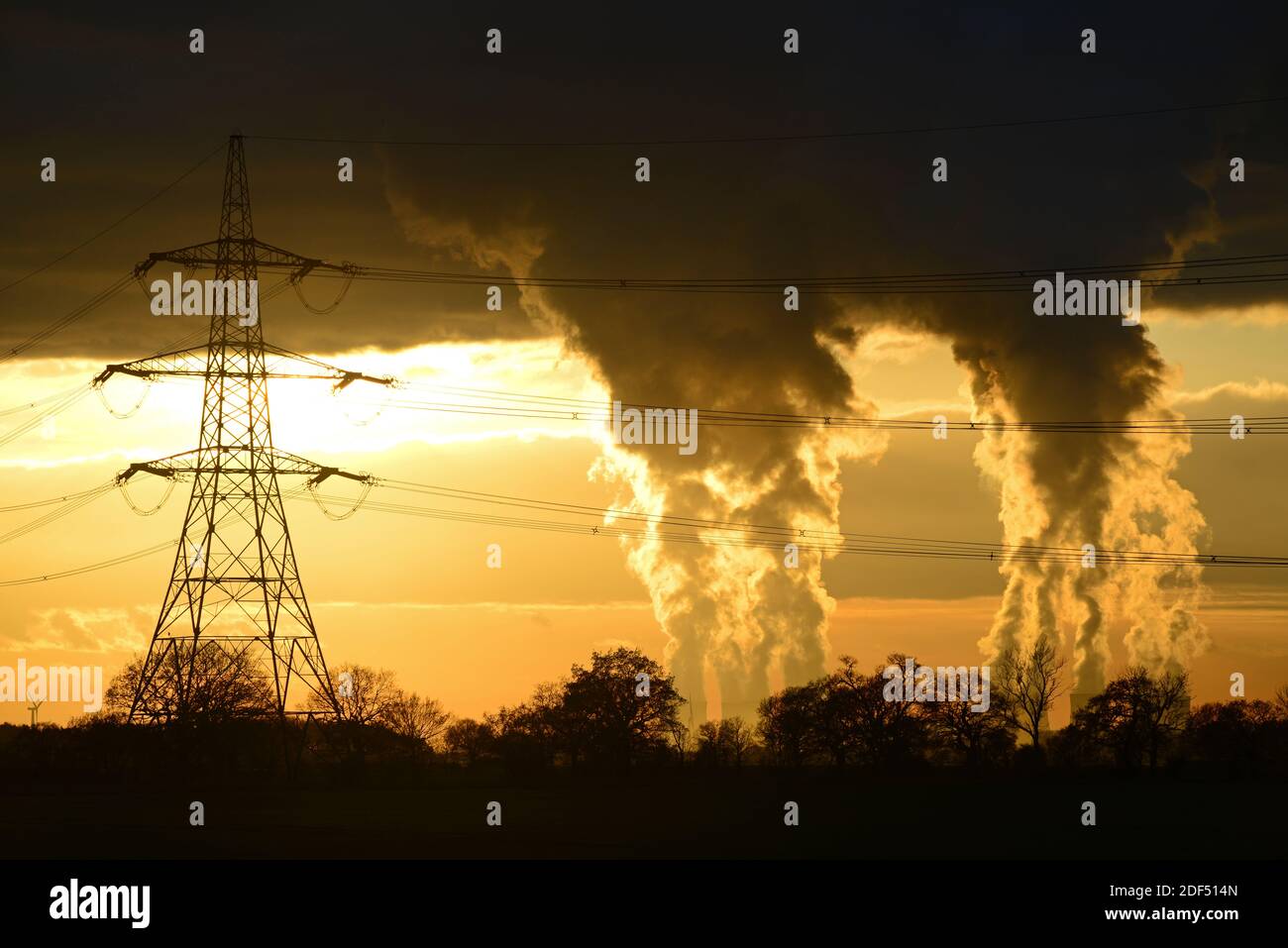 tours de refroidissement géantes et pylônes d'électricité à la centrale électrique de drax au coucher du soleil, le kngdom uni Banque D'Images