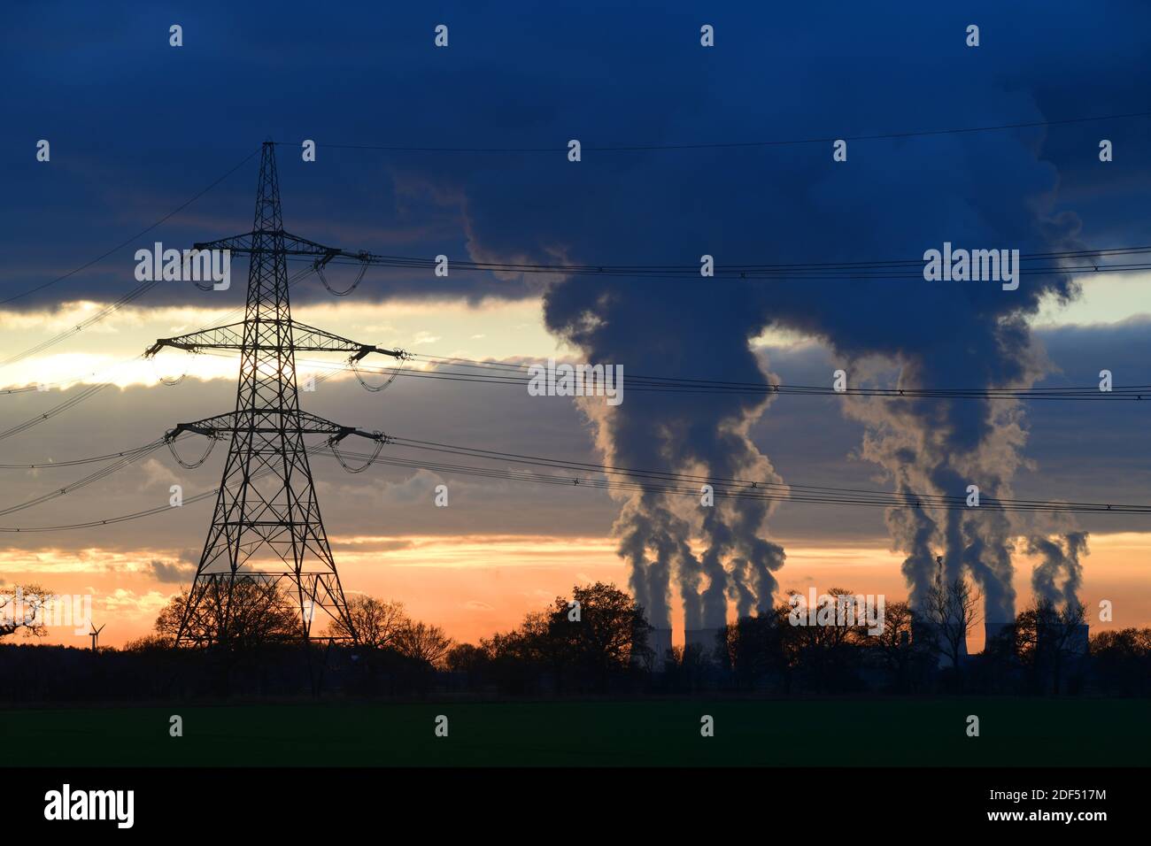 tours de refroidissement géantes et pylônes d'électricité à la centrale électrique de drax au coucher du soleil, le kngdom uni Banque D'Images