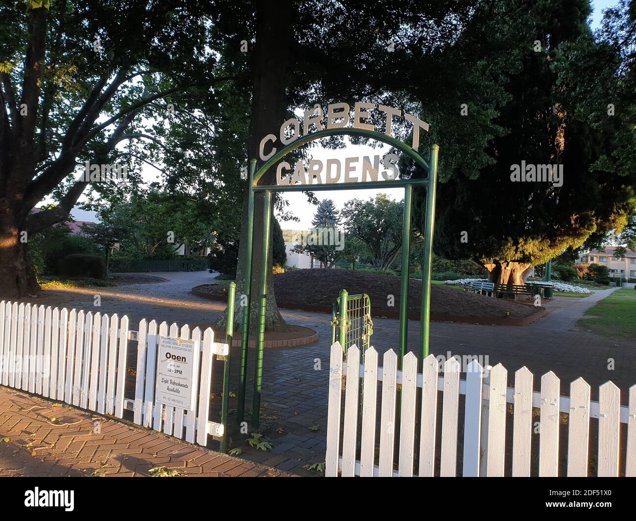 BOWRAL, AUSTRALIE - 12 février 2020 : entrée aux jardins de Corbet et clôture blanche Banque D'Images