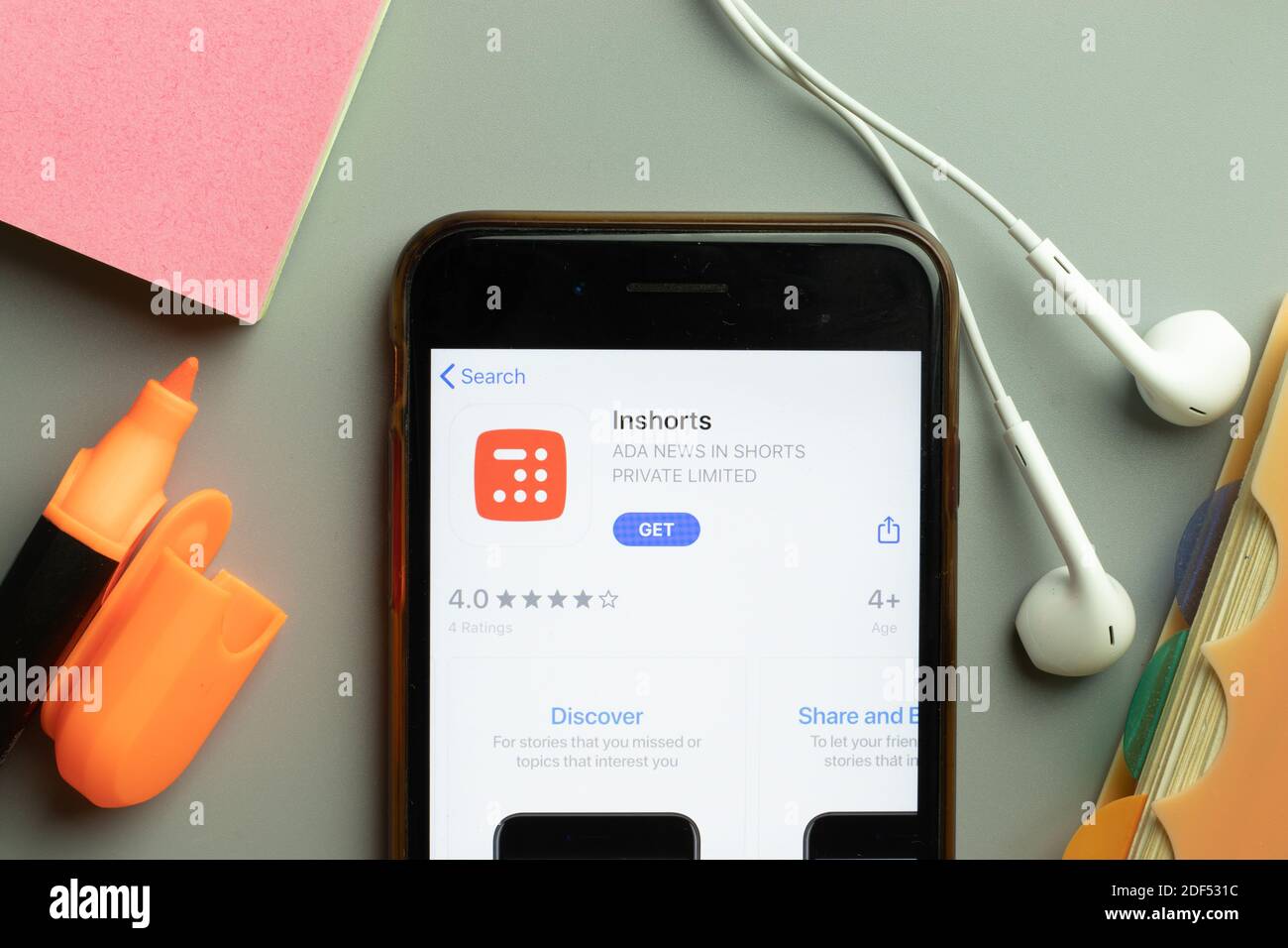New York, Etats-Unis - 1er décembre 2020 : icône de l'application mobile Inshort sur l'écran du téléphone, vue de dessus, Editorial. Banque D'Images