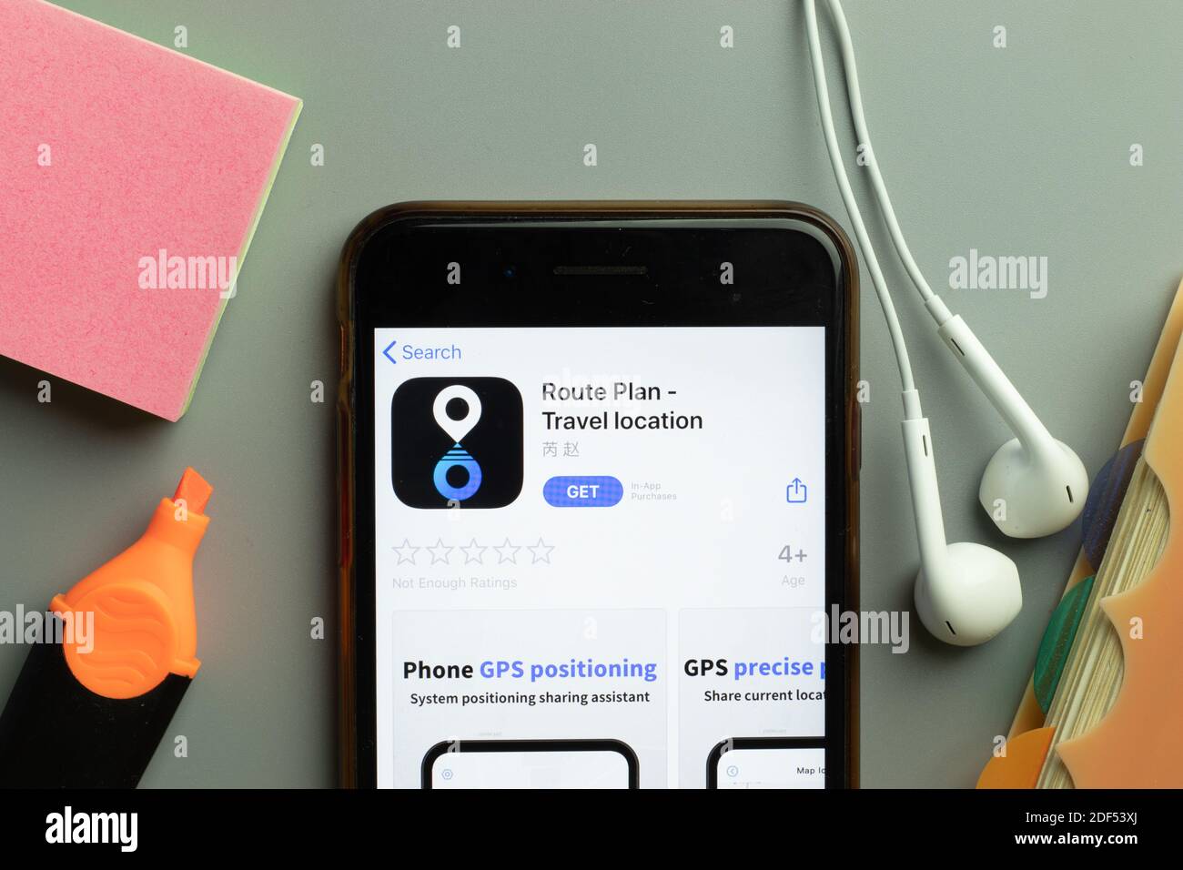 New York, États-Unis - 1er décembre 2020 : icône de l'application mobile Plan d'itinéraire sur l'écran du téléphone, vue supérieure, Editorial. Banque D'Images