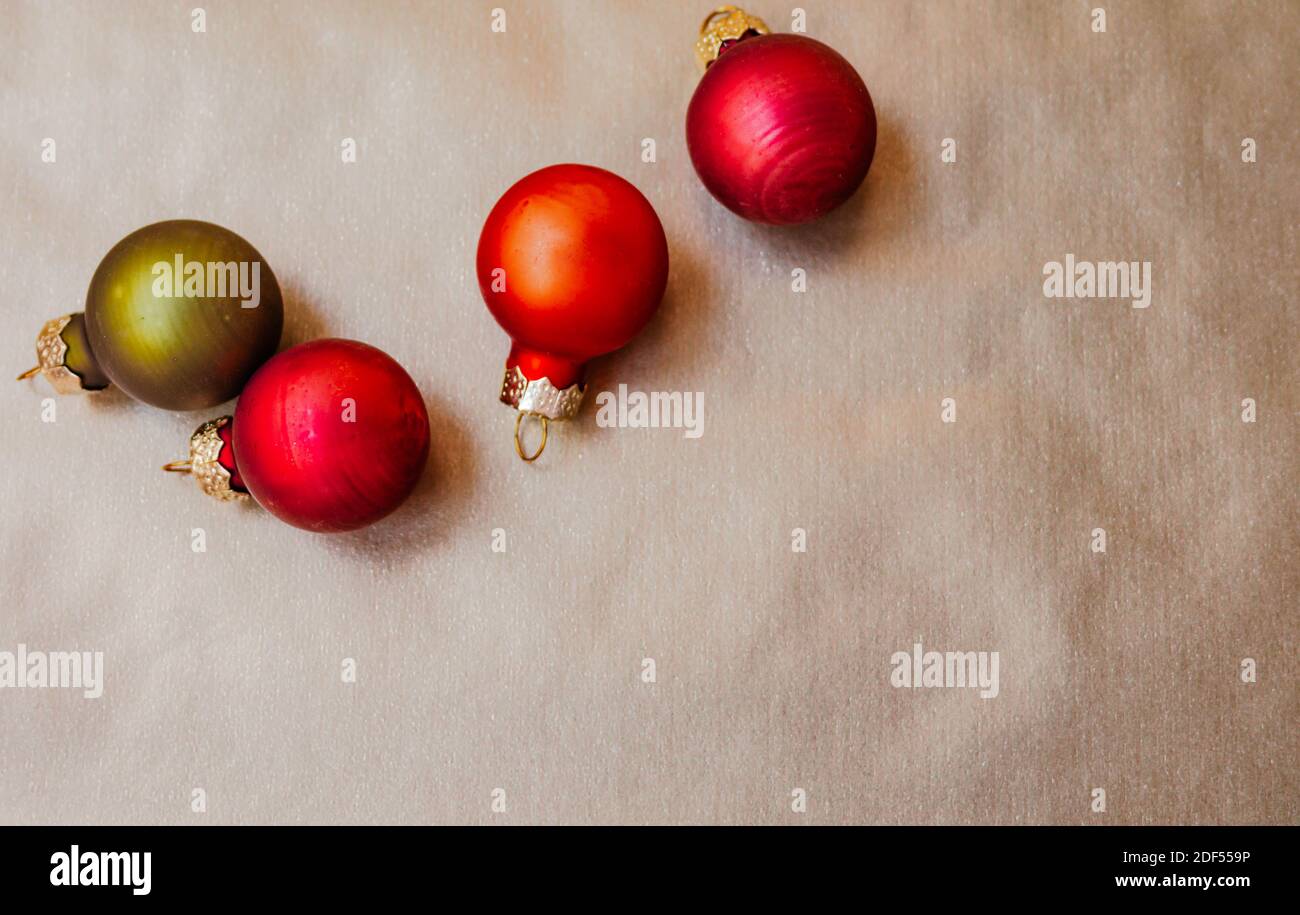 Composition de boules de Noël colorées sur fond doré. Banque D'Images