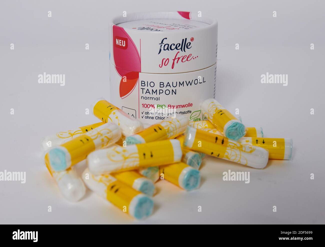 Berlin, Allemagne. 27 novembre 2020. Les tampons de la marque de Rossmann  'facelle' en coton biologique sont placés sur une table à côté de l' emballage. Credit: Annette Riedl/dpa/Alay Live News Photo Stock -