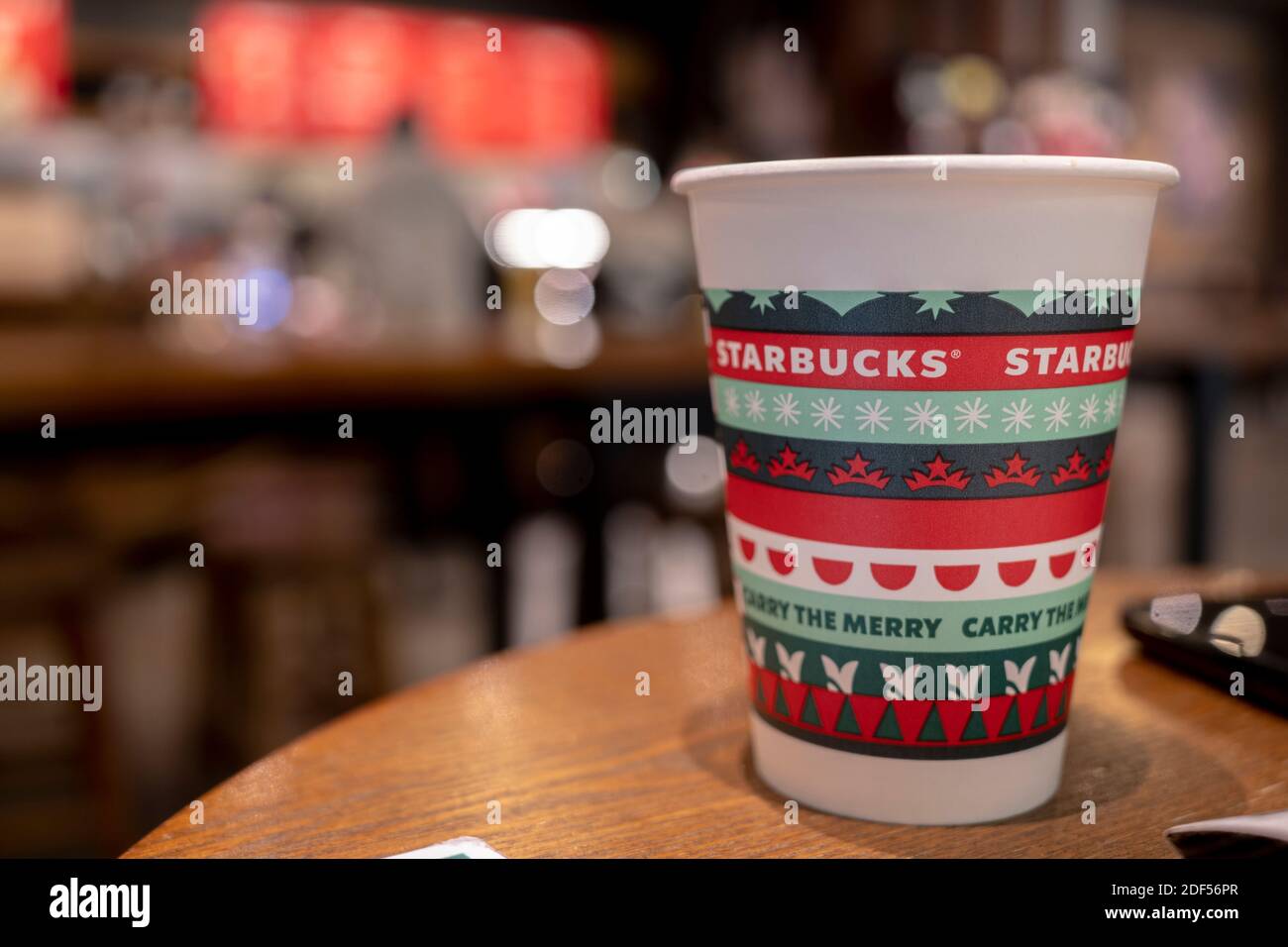 Une tasse de café en papier spécialement conçue pour Noël sur la table dans un magasin Starbucks. Banque D'Images
