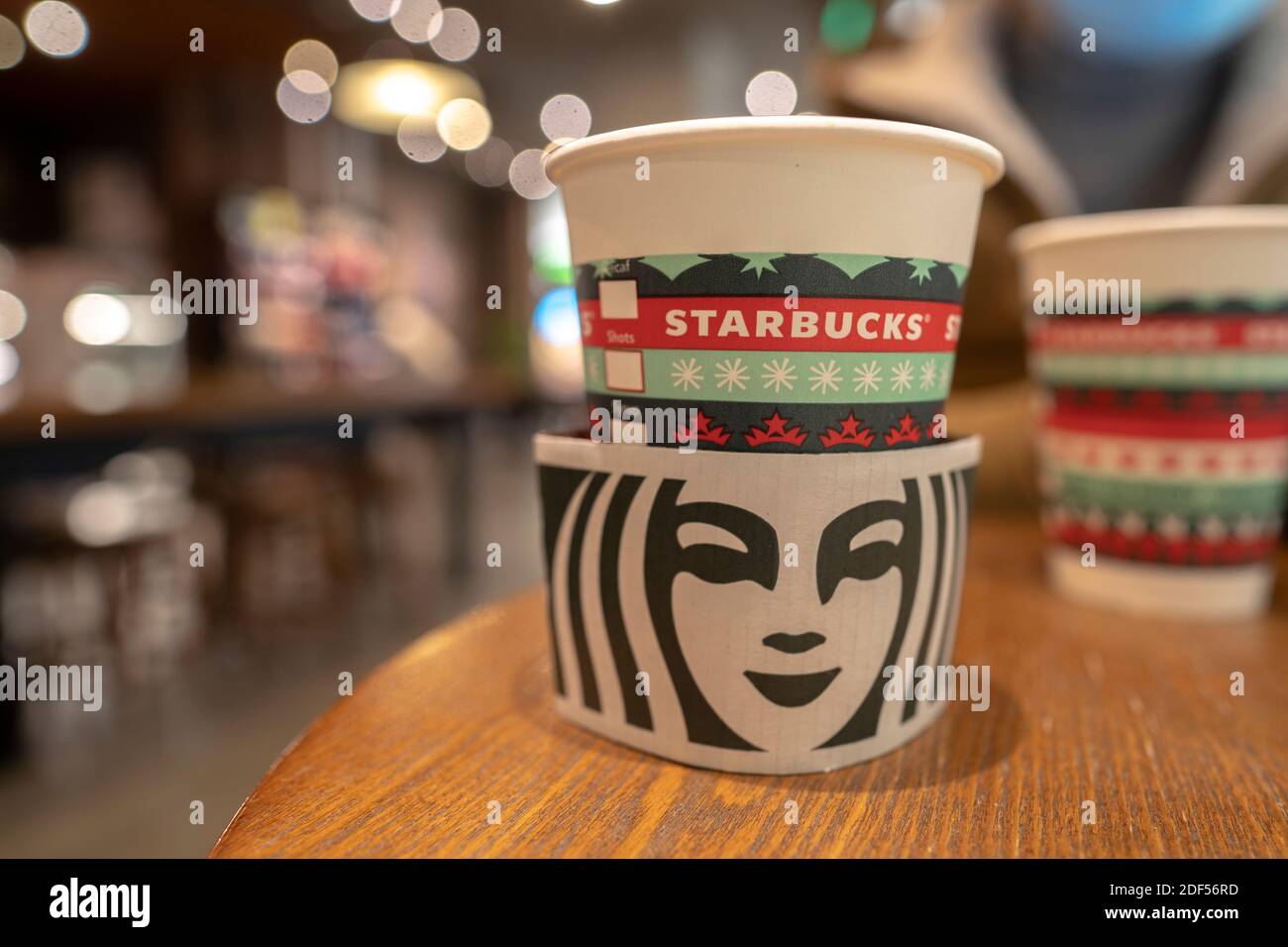 Une tasse de café en papier spécialement conçue pour Noël sur la table dans un magasin Starbucks. Banque D'Images