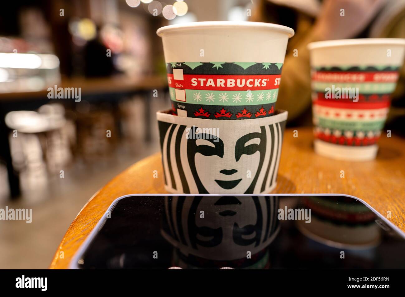 Une tasse de café en papier spécialement conçue pour Noël sur la table dans un magasin Starbucks. Banque D'Images