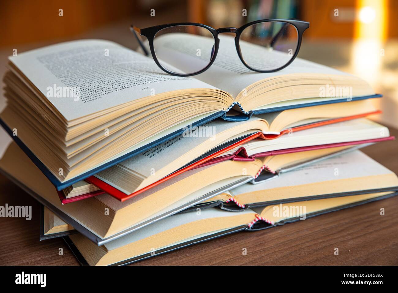 Livres Ouverts Un Sur Le Dessus Avec Lunettes Sur Le Dessus Photo Stock Alamy