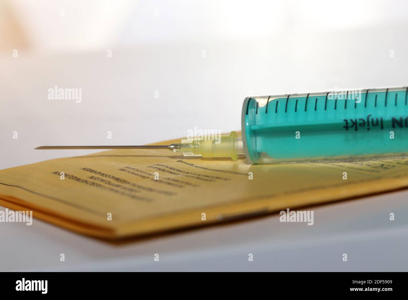Symbole vaccin avec carte de vaccination et seringue Banque D'Images