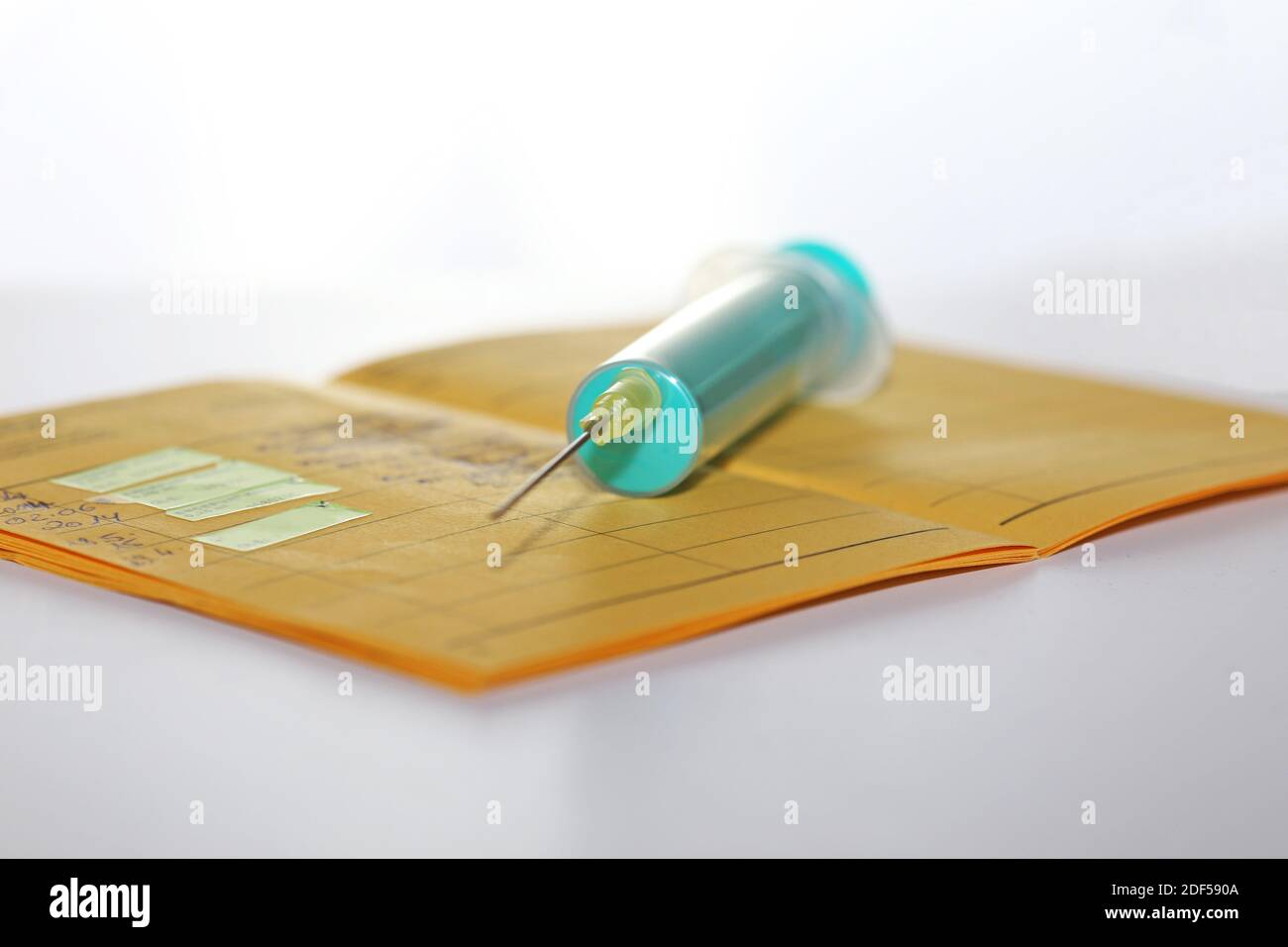 Symbole vaccin avec carte de vaccination et seringue Banque D'Images
