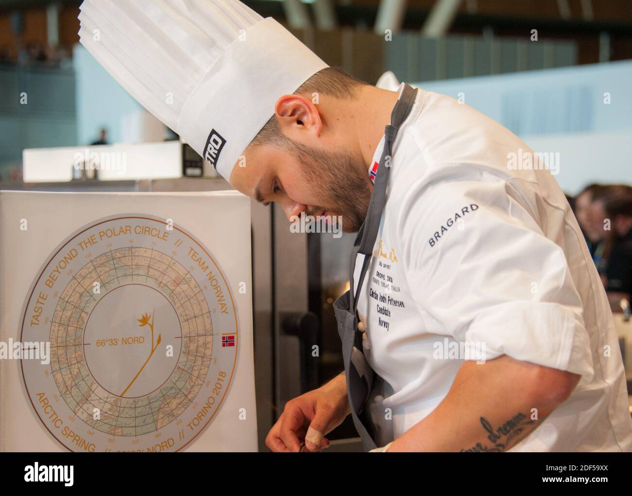 06/12/2018 Turin (Italie) Christian André Pettersen, Norvège, s'est engagé dans la préparation d'un délicieux plat le défi Europe Bocuse d'Or Banque D'Images