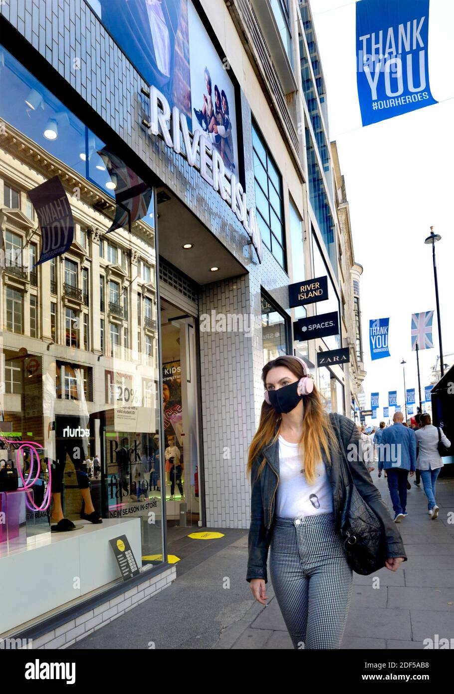 Londres, Angleterre, Royaume-Uni. Femme portant un masque et un casque à Oxford Street pendant la pandémie de COVID, 2020 Banque D'Images