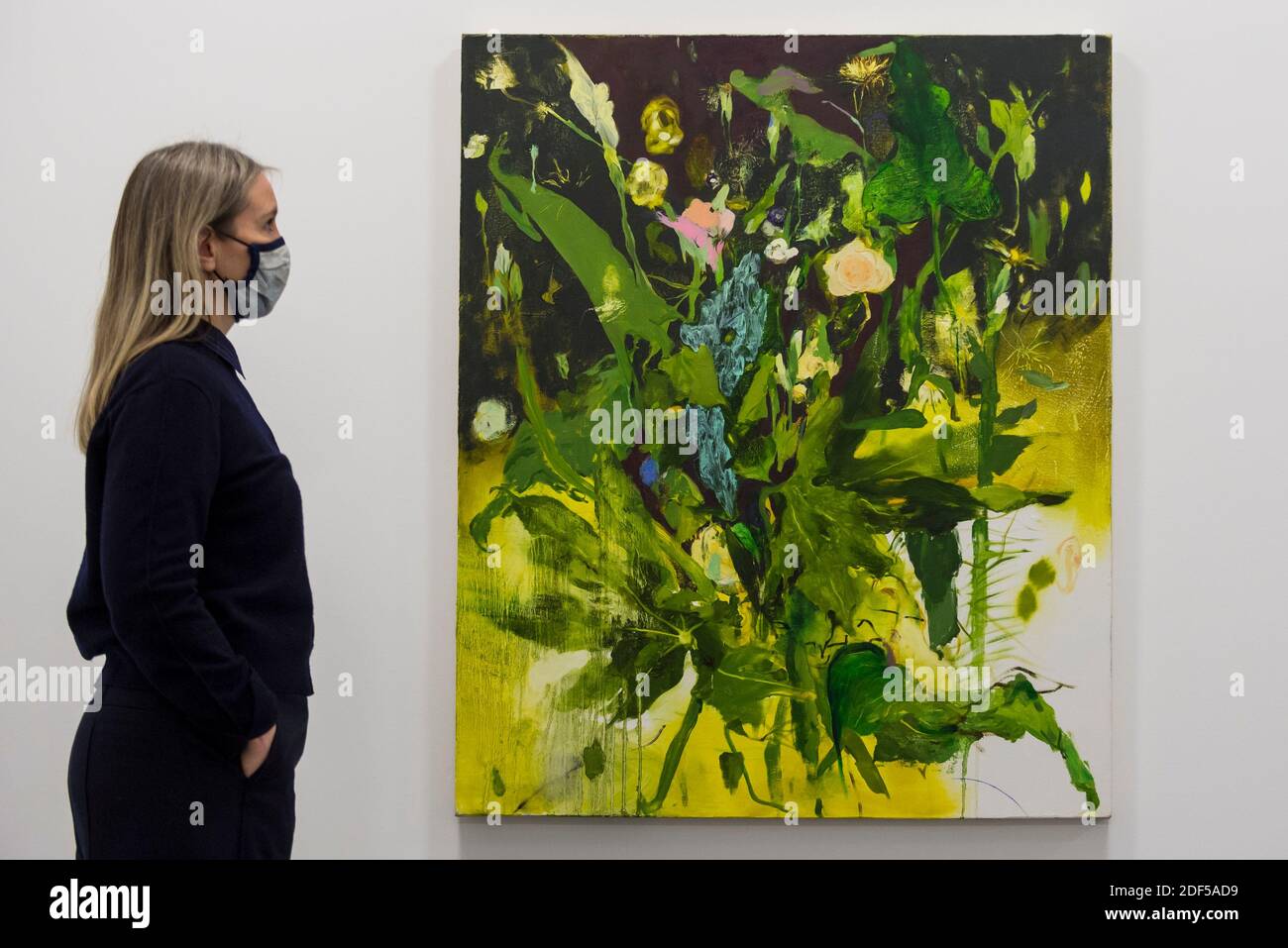 Londres, Royaume-Uni. 3 décembre 2020. Un membre du personnel pose avec « dites son nom », 2017. Aperçu de “Jennifer Packer: L'oeil n'est pas satisfait de voir” à la Galerie Serpentine. Il s’agit de la première exposition de l’artiste américain au sein d’une institution européenne, qui comprend des peintures et des dessins de la dernière décennie, ainsi que des œuvres récentes. L'exposition s'ouvre au public le 5 décembre. Credit: Stephen Chung / Alamy Live News Banque D'Images