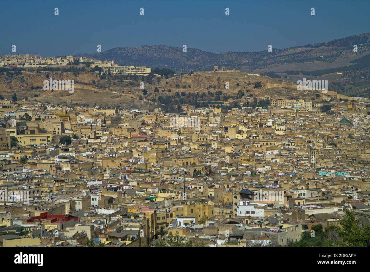 FES est une ville marocaine du nord-est souvent désignée comme la capitale culturelle du pays. Elle est principalement connue pour sa médina fortifiée de Fes El Bali Banque D'Images