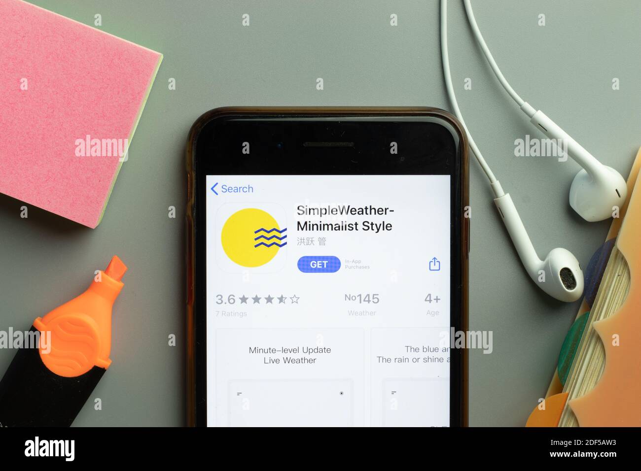 New York, Etats-Unis - 1er décembre 2020 : icône de l'application mobile SimpleWeather style minimaliste sur l'écran du téléphone, vue de dessus, Editorial. Banque D'Images