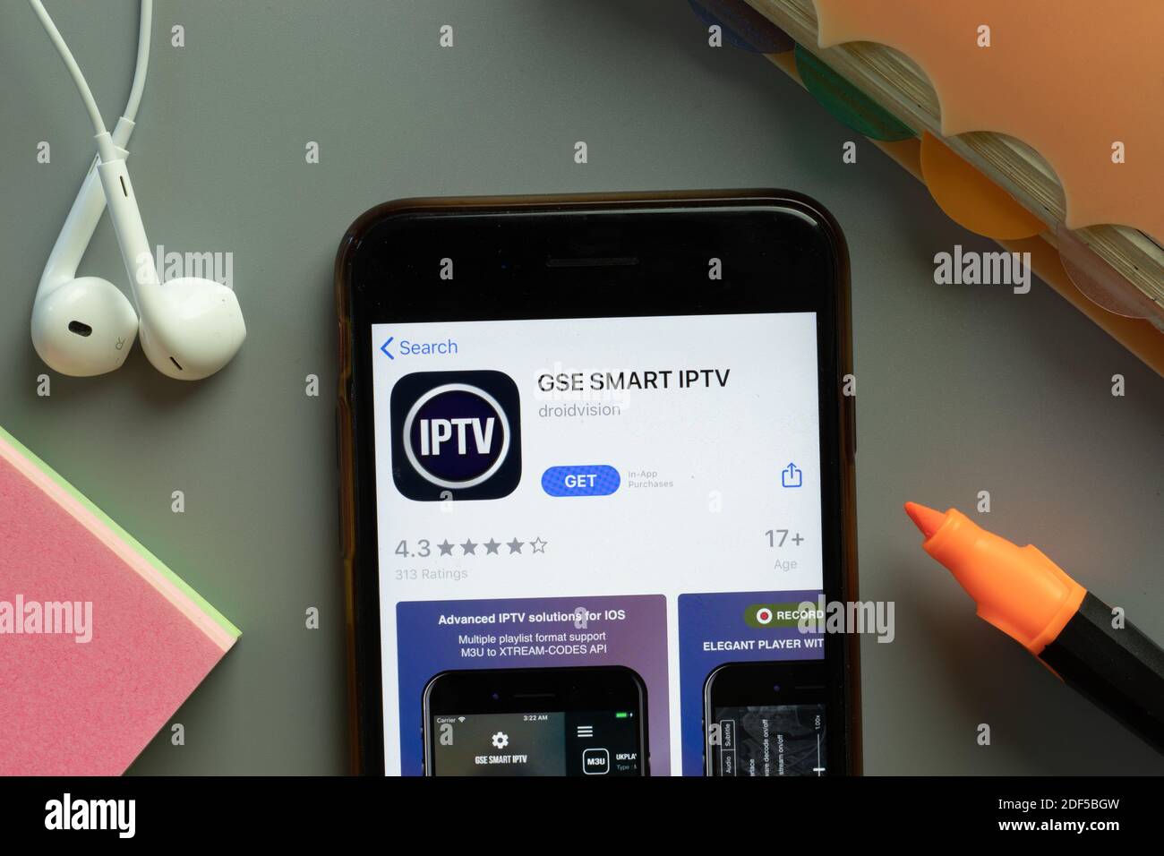 New York, Etats-Unis - 1er décembre 2020 : icône de l'application mobile GSE  SMART IPTV sur l'écran du téléphone, vue de dessus, Editorial Photo Stock -  Alamy