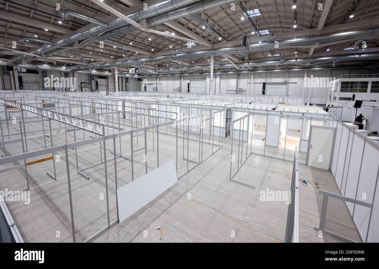Hambourg, Allemagne. 03ème décembre 2020. Des cadres pour murs légers sont situés sur le site de construction du centre de vaccination dans les salles d'exposition de Hambourg. Le centre de vaccination sera disponible à partir de la mi-décembre avec une capacité de 7000 vaccins par jour. Credit: Daniel Reinhardt/dpa/Alay Live News Banque D'Images
