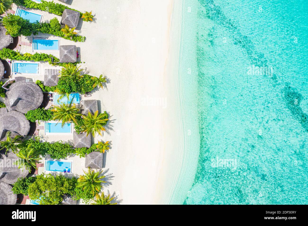Photo aérienne de la magnifique plage tropicale du paradis des Maldives. Vue incroyable, eau bleu turquoise lagon, palmiers et plage de sable blanc. Voyage de luxe Banque D'Images