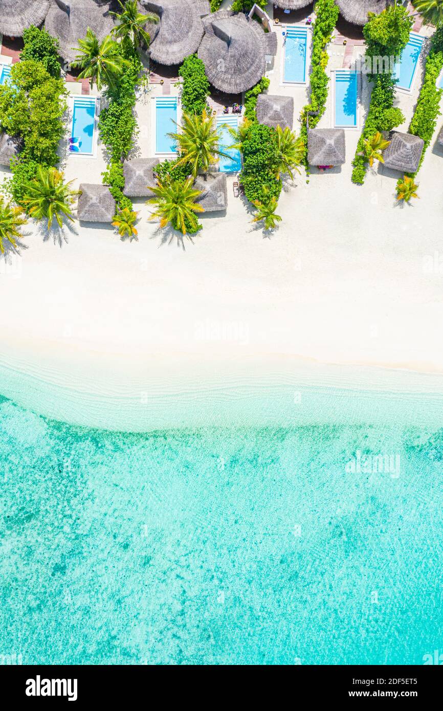 Photo aérienne de la magnifique plage tropicale du paradis des Maldives. Vue incroyable, eau bleu turquoise lagon, palmiers et plage de sable blanc. Voyage de luxe Banque D'Images