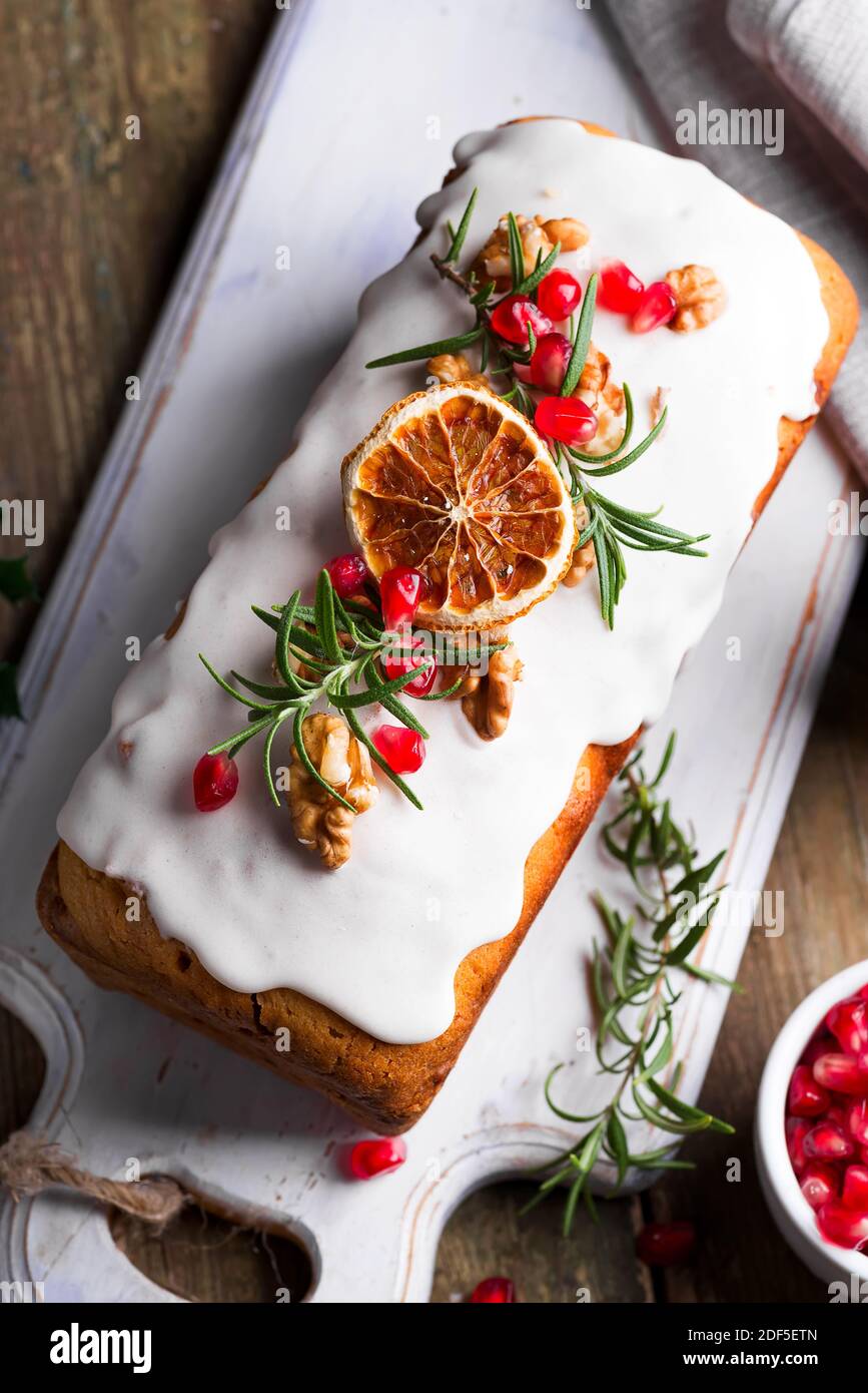 Gateau Aux Fruits Saupoudres De Glacage De Noix De Grains De Grenade Et De Gros Plan D Orange Sec Noel Et Les Vacances D Hiver Gateau Fait Maison Photo Stock Alamy