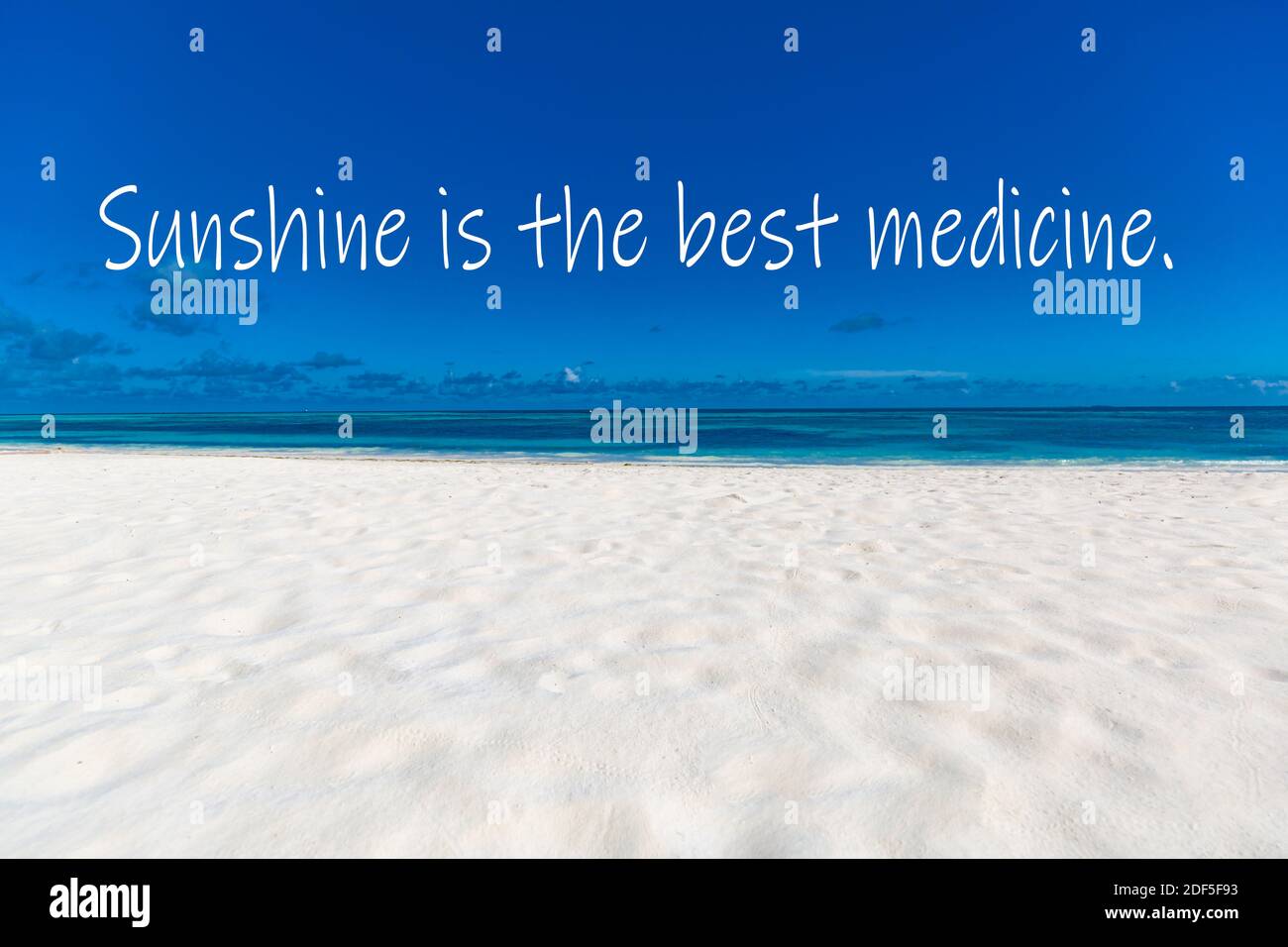 Ciel De Sable De Mer Avec Citation De Plage D Ete Fond D Ecran Des Vacances Avec Palmiers Et Plage Tropicale Citation Positive Vibration Positive Motivationnelle Photo Stock Alamy