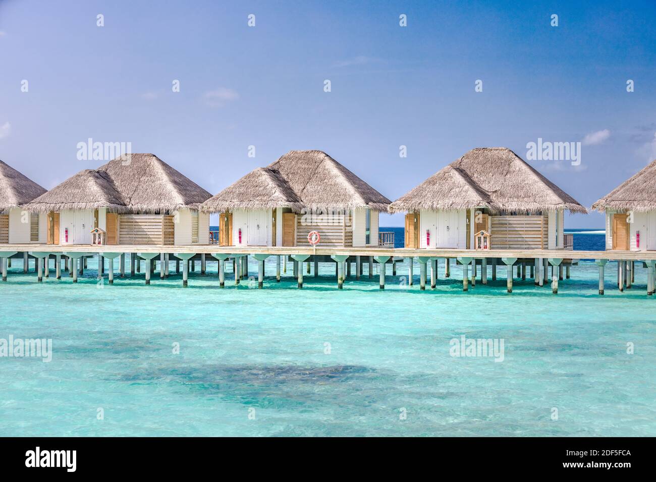 Maldives île de l'eau bungalows station à la plage des îles. Océan Indien, beau paysage, villas de luxe et jetée. Bleu lagon de la mer Banque D'Images