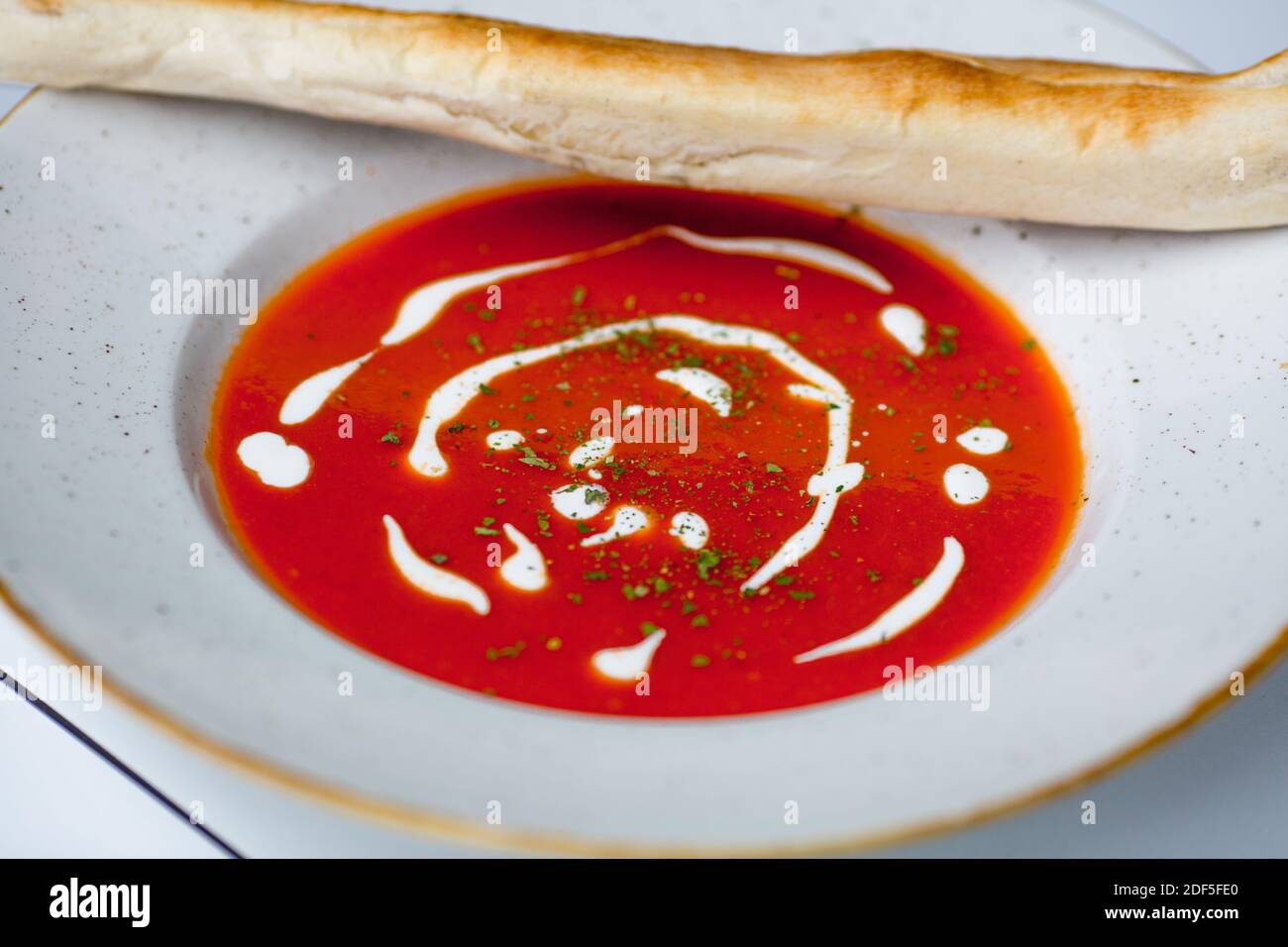 Soupe de tomate dans une assiette blanche Banque D'Images
