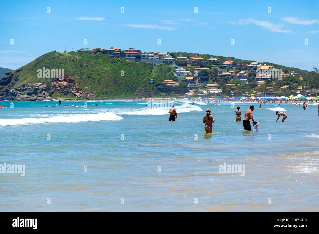 Buzios, Rio de Janeiro, Brésil – 22 décembre 2019 : Praia da Geriba, vue panoramique de cette belle plage. Les gens se baignent dans l'eau de la turqoise. Banque D'Images
