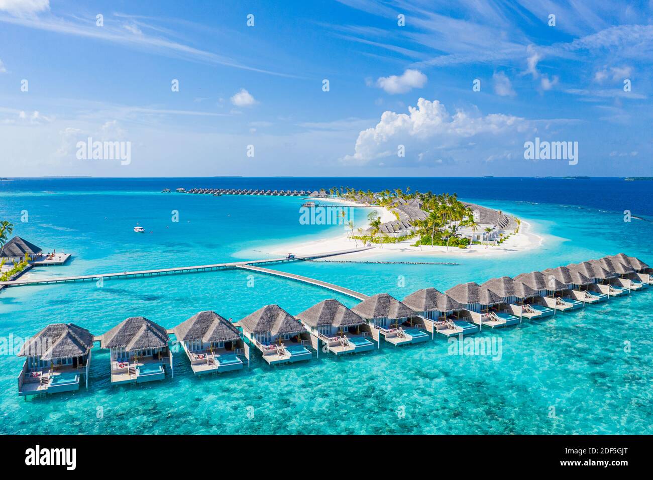Île paradisiaque des Maldives. Paysage tropical aérien, paysage marin avec longue jetée, villas aquatiques avec mer incroyable et plage lagon nature tropicale. Exotique Banque D'Images