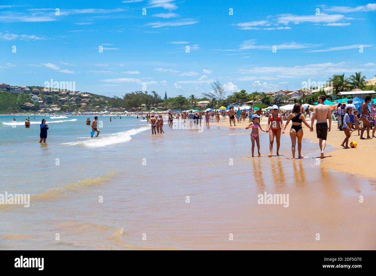 Buzios, Rio de Janeiro, Brésil – 22 décembre 2019 : Praia da Geriba, vue panoramique de cette belle plage. Les gens qui marchent sur la plage. Banque D'Images